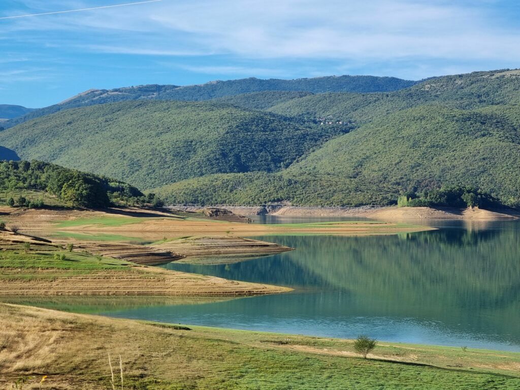 Widok na Jezioro Ramsko z licznymi półwyspami i błękitną wodą otoczoną góry w sercu Bośni i Hercegowiny.