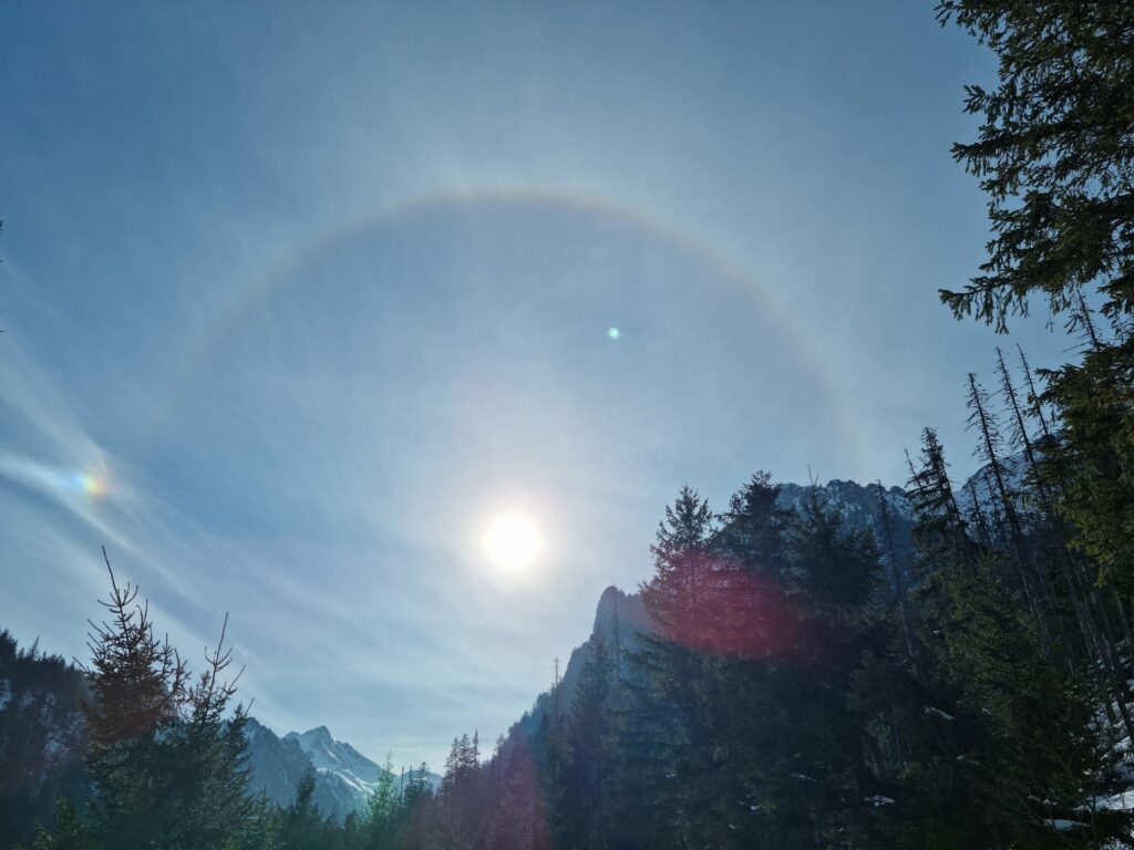 Ośnieżone szczyty Tatr Wysokich widoczne ze szlaku do Morskiego Oka zimą