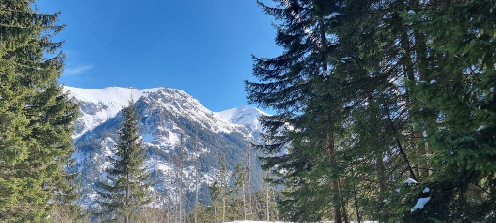 Szczyty w drodze nad Morskie Oko w zimowej scenerii