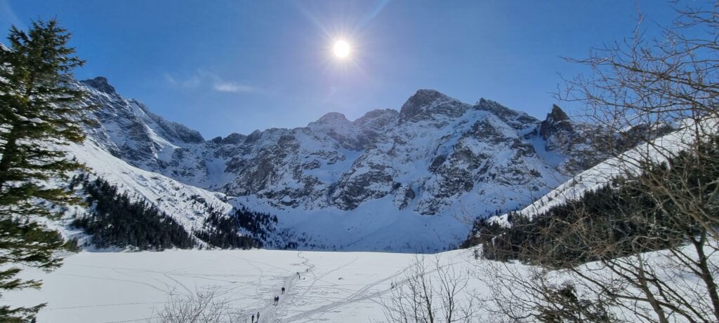 Zamarznięta tafla jeziora Morskie Oko w zimowej scenerii Tatr