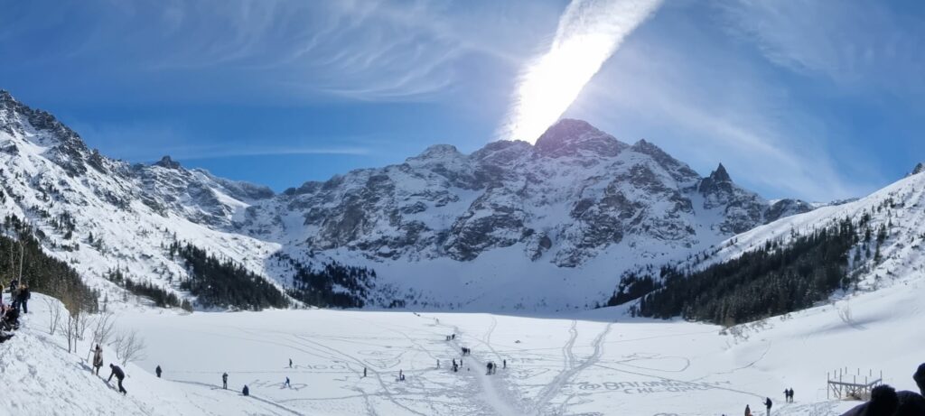 Zamarznięte Morskie Oko i szczyt Mnich widok z końcowego punktu szlaku zimą