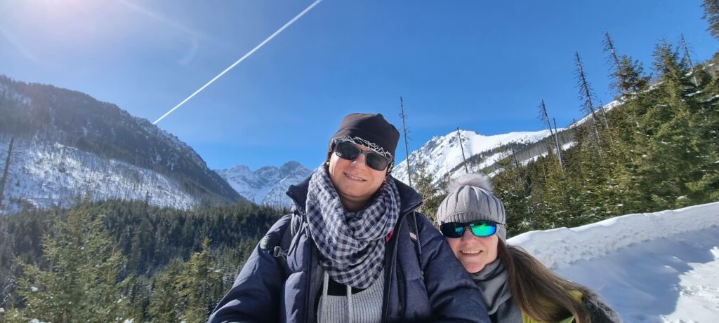 Para turystów w drodze nad Morskie Oko czerwonym szlakiem