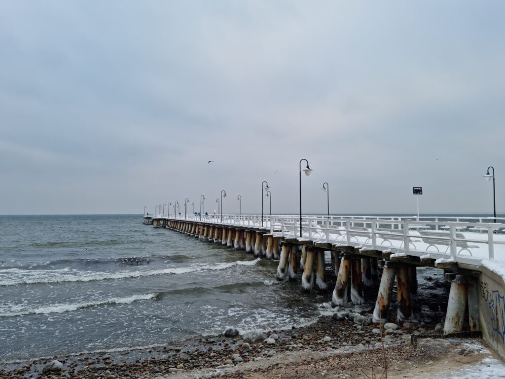 Molo w Gdyni Orłowie z soplami lodu zwisającymi z pali konstrukcyjnych