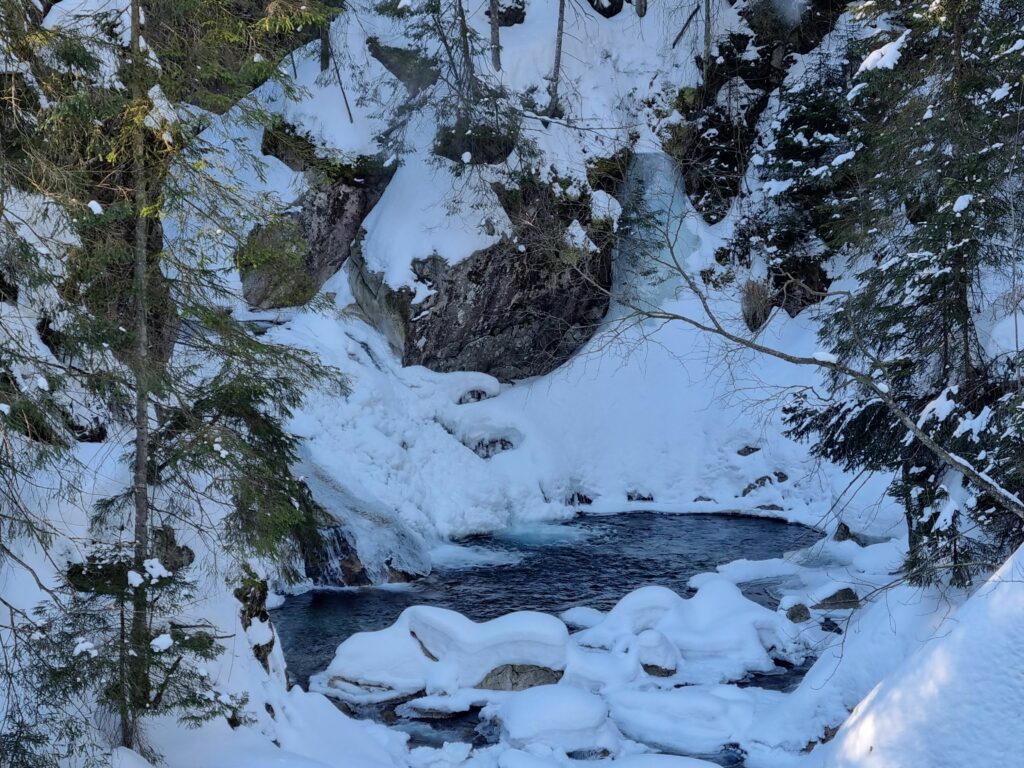 Zamarznięte Wodogrzmoty Mickiewicza na trasie do Morskiego Oka