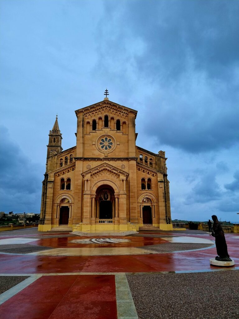 Monumentalna architektura Bazyliki Ta'Pinu na Gozo – detale z piaskowca i mozaiki