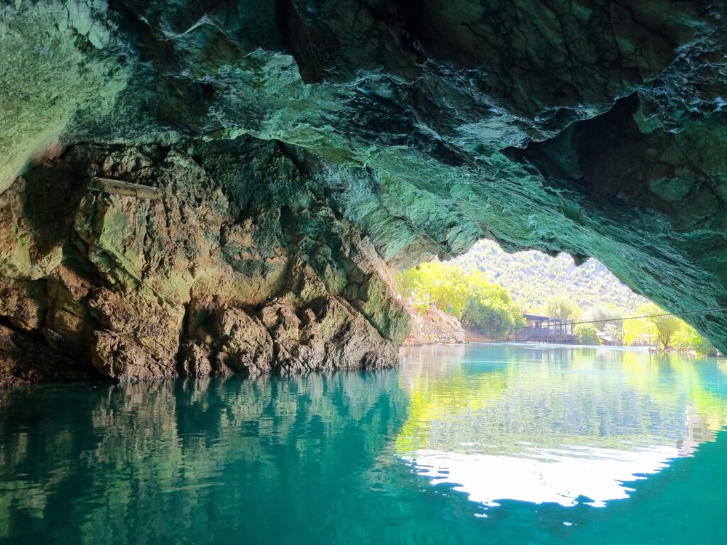 Spektakularne wywierzysko rzeki Buna – to tutaj, w głębi skalnej jaskini, rodzi się rzeka, tworząc jedno z najsilniejszych źródeł w Europie.