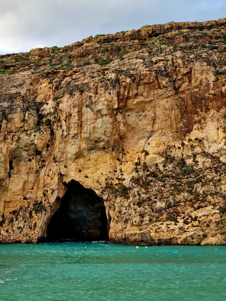 Zatoka Dwejra na Gozo – widok na Inland Sea oraz słynne Blue Hole dla nurków