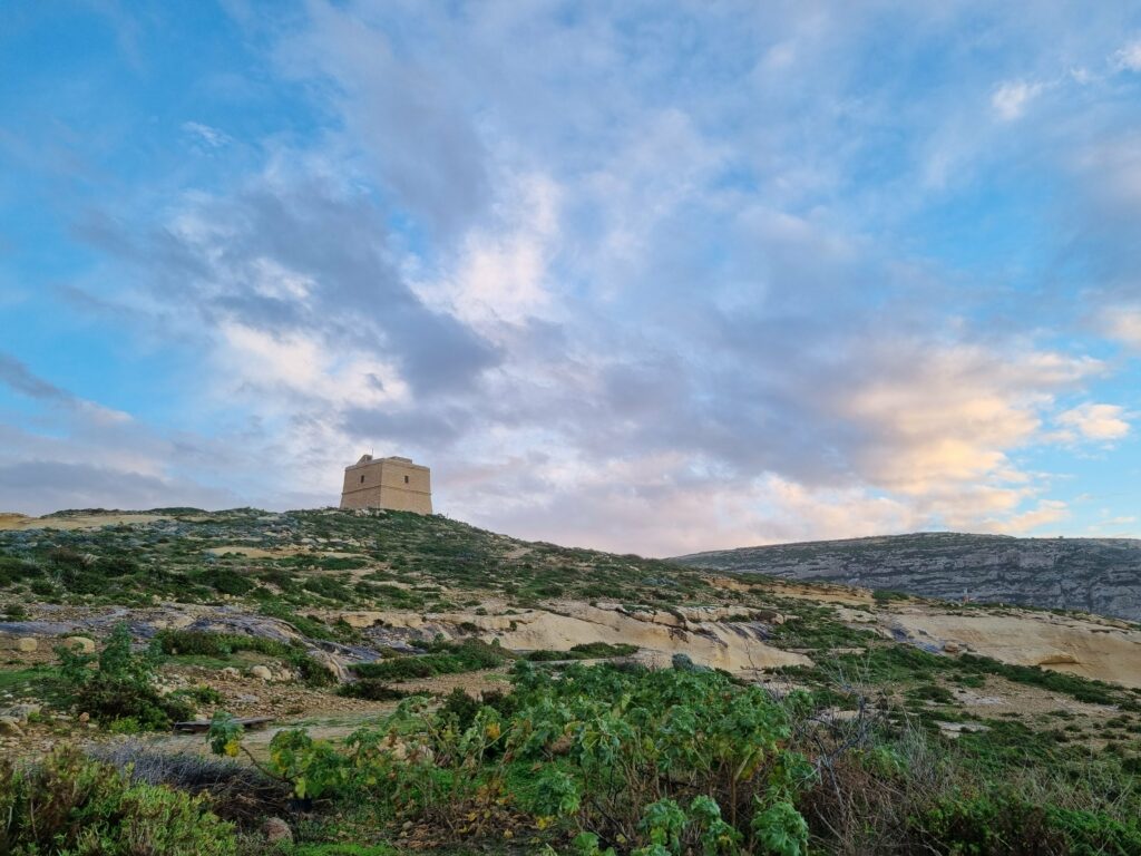 Zabytkowa wieża Dwejra Tower na Gozo – punkt widokowy na Fungus Rock i zatokę