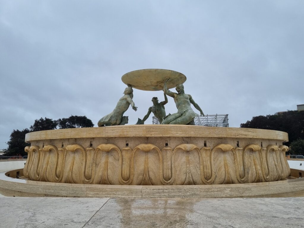 Monumentalna Fontanna Trytona przed główną bramą wjazdową do Valletty na Malcie.