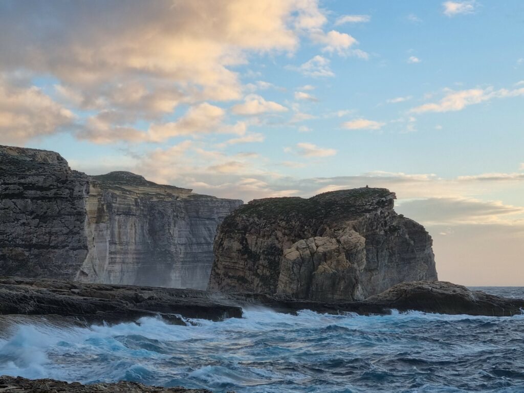 Skała Fungus Rock w zatoce Dwejra na Gozo – widok z klifów na monolityczną formację