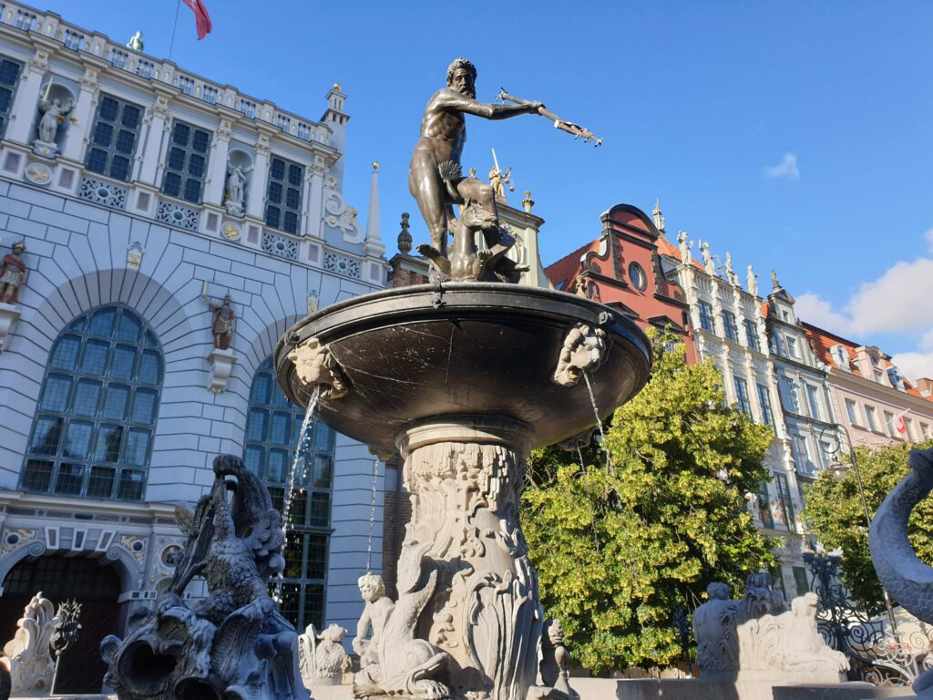 Fontanna Neptuna na Długim Targu w Gdańsku na tle zabytkowych kamienic Głównego Miasta.