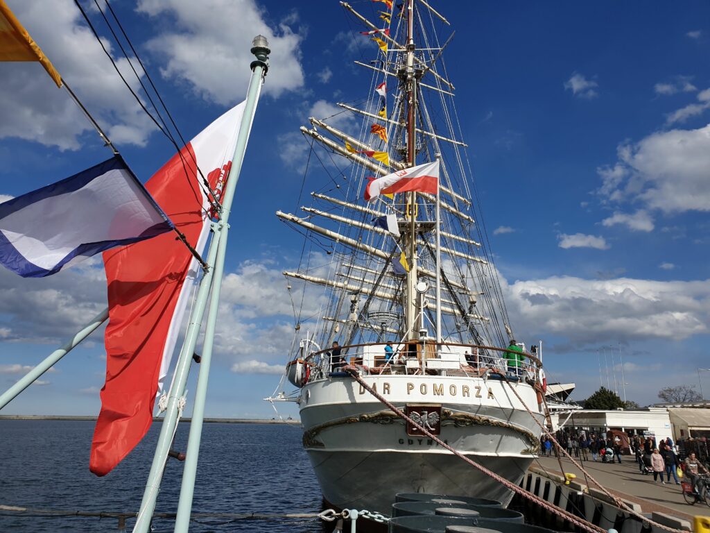 Biały żaglowiec Dar Pomorza zacumowany przy Skwerze Kościuszki w Gdyni.