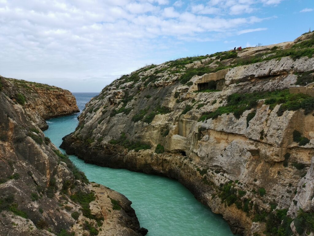 Krystalicznie czysta woda w fiordzie Wied il-Ghasri na Gozo idealna do pływania