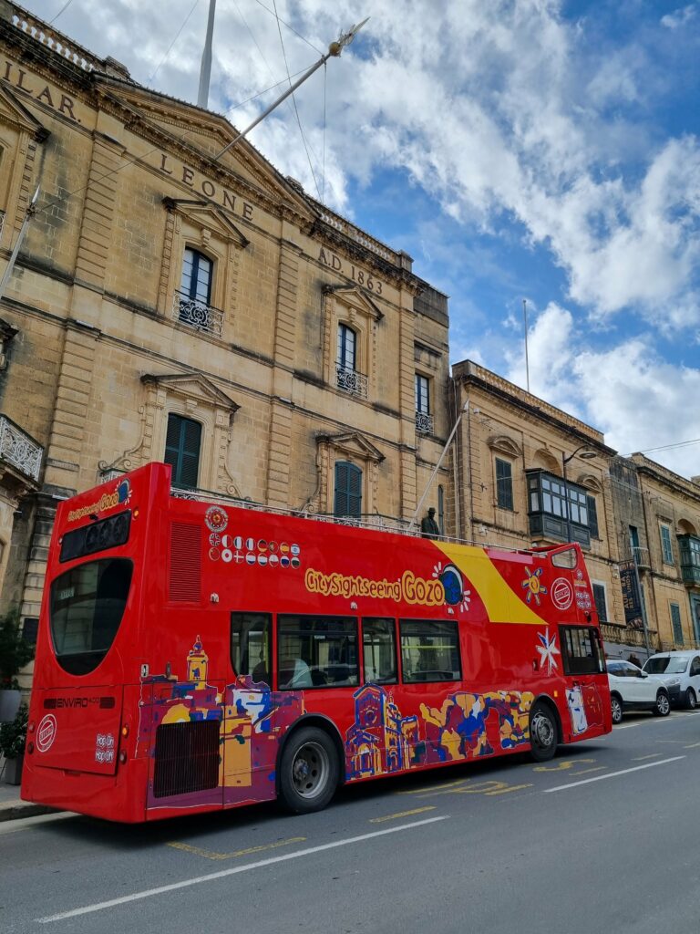 zerwony autobus turystyczny Hop-On Hop-Off na Gozo – wygodny sposób na zwiedzanie wyspy