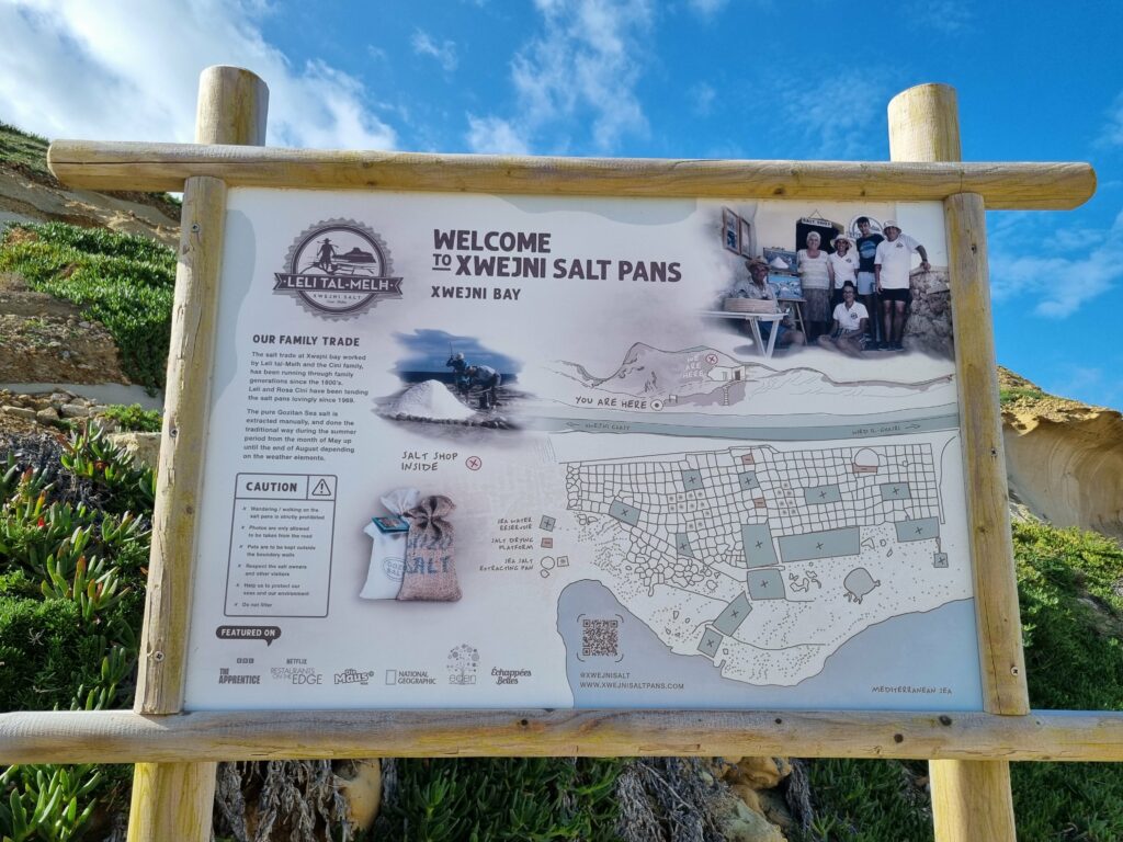Tablica informacyjna opisująca historię i proces pozyskiwania soli na Gozo