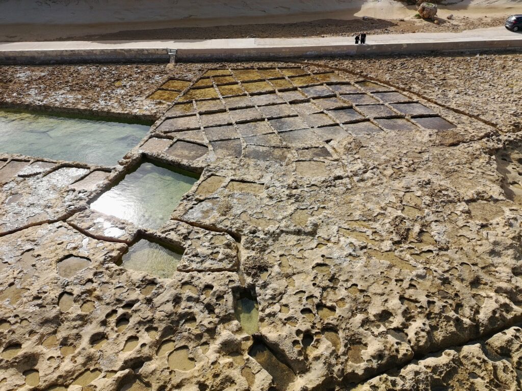 Wybrzeże Xwejni na Gozo z widokiem na mozaikę panwi solnych