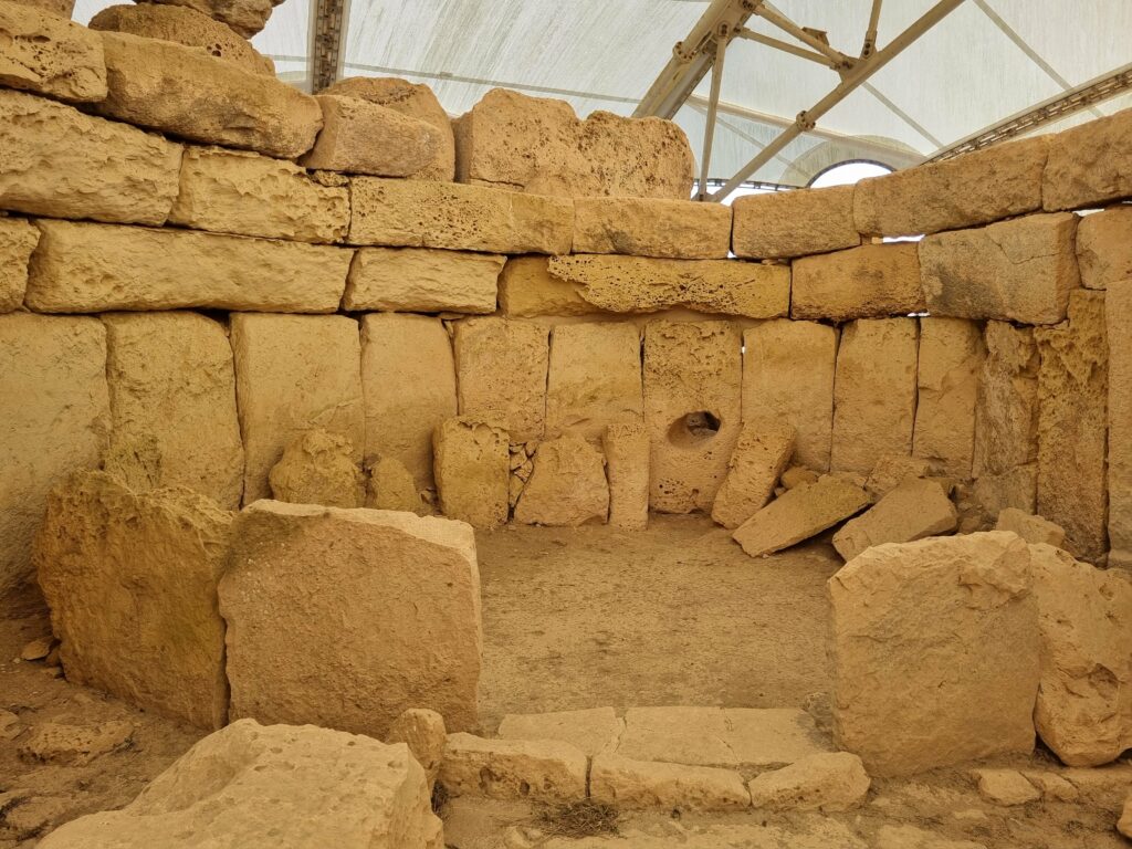 Prehistoryczne świątynie megalityczne Hagar Qim na Malcie, datowane na okres 3600–3200 p.n.e.