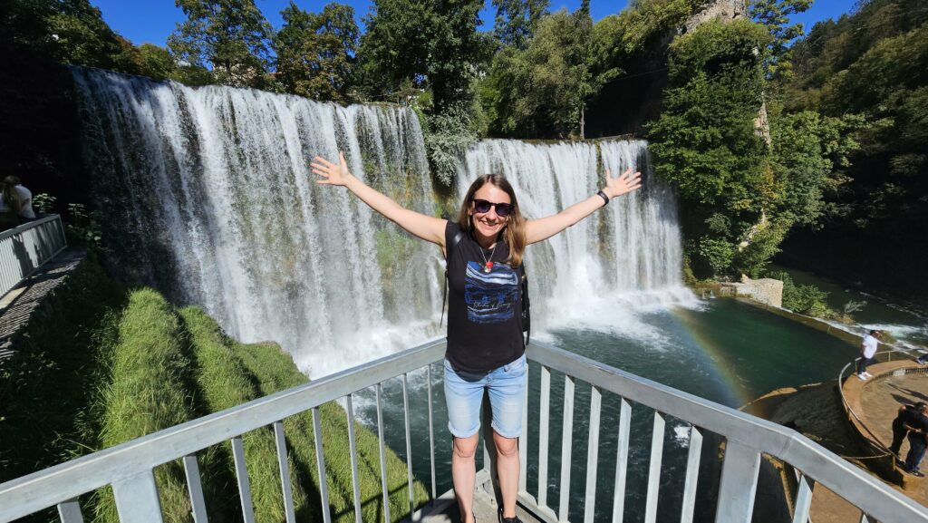 Wodospad w Jajce to jeden z niewielu na świecie, który znajduje się w samym centrum miasta, tworząc spektakularny widok tuż pod murami starej twierdzy.