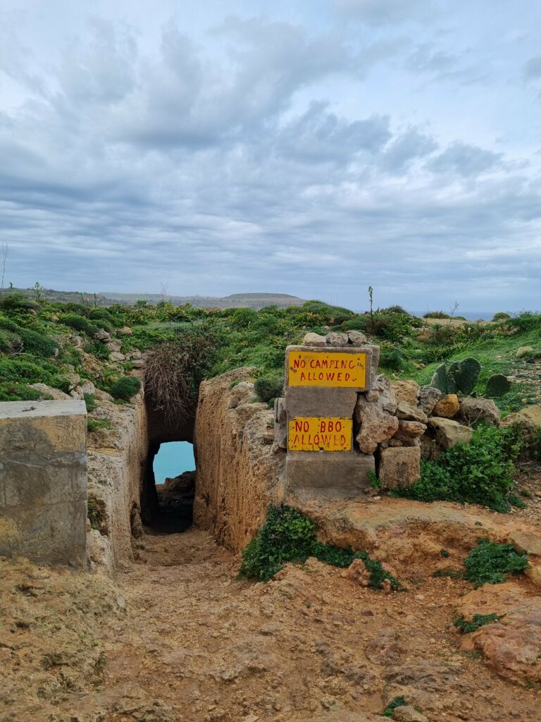 Wejście do jaskini Tal-Mixta na Gozo od strony miejscowości Nadur