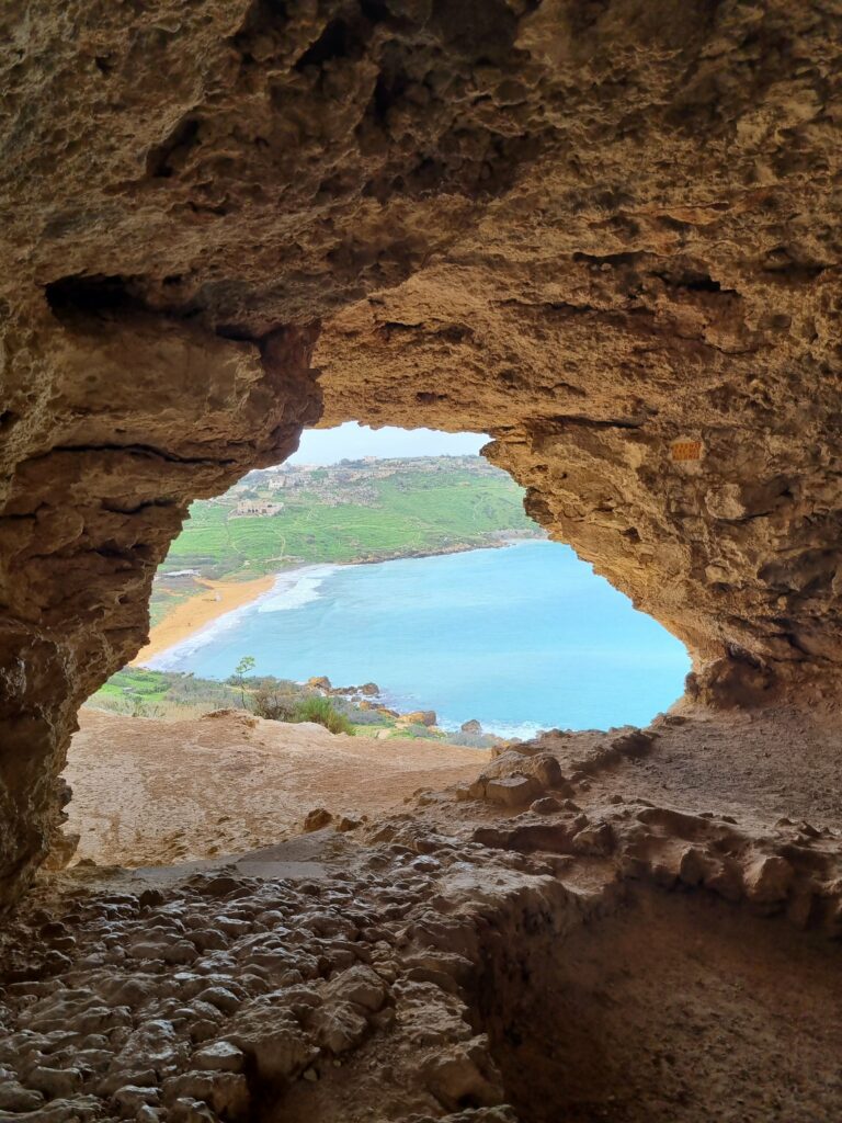 Atrakcje Gozo: Jaskinia Tal-Mixta i widok na pomarańczową plażę Ramla Bay