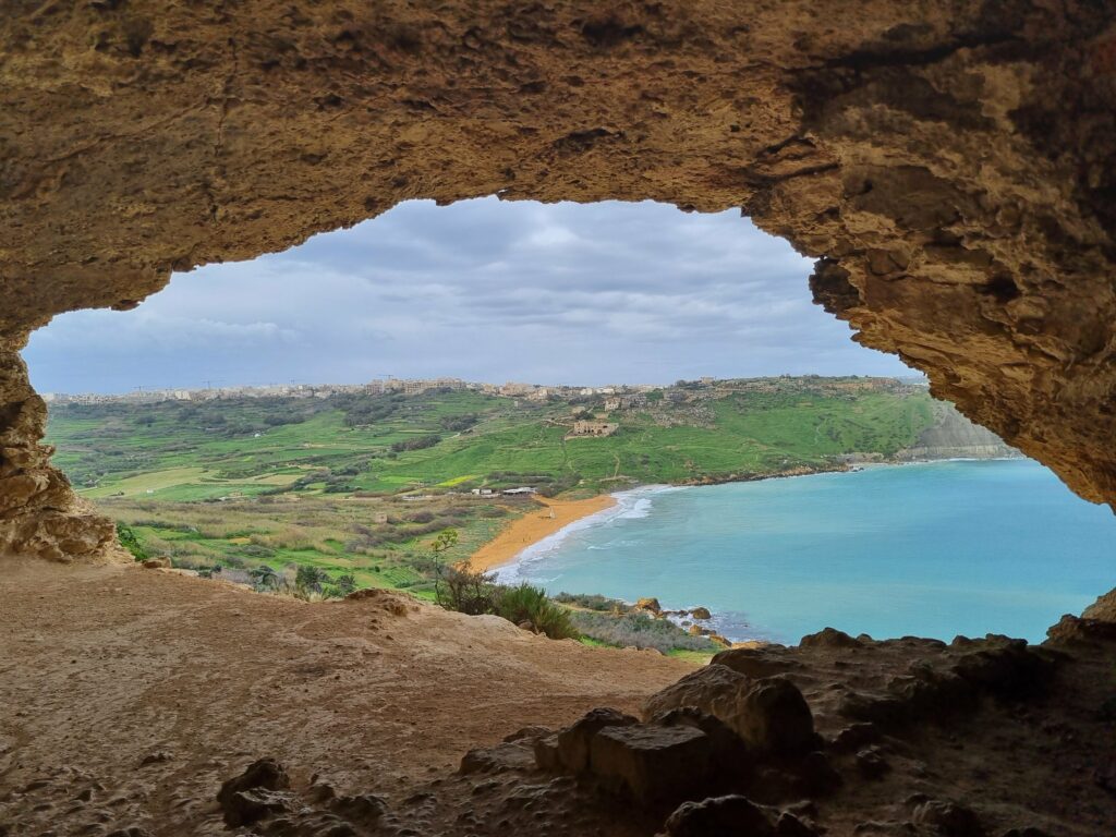 Panorama zatoki Ramla widoczna z wnętrza jaskini Tal-Mixta na Gozo
