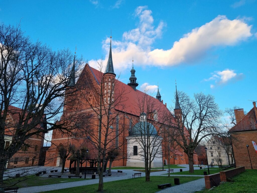 Ceglana, gotycka Katedra we Fromborku z wysokimi wieżami, znajdująca się na Wzgórzu Katedralnym.