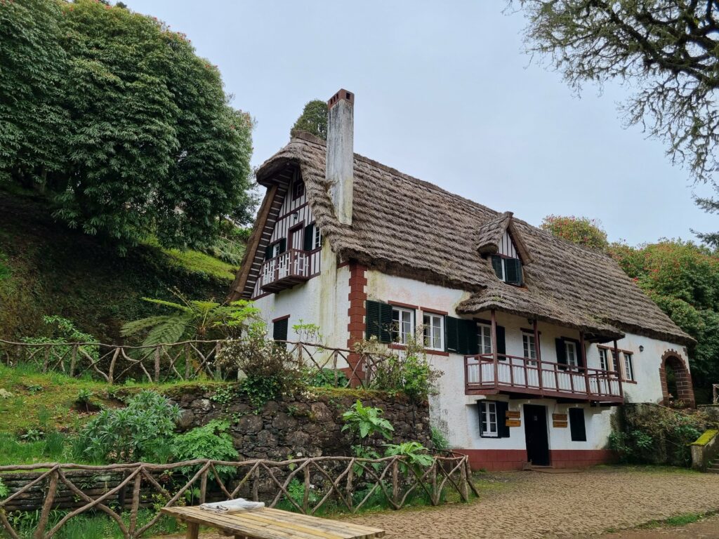 Urokliwa kawiarnia z tradycyjnym dachem z trzciny w Parque Florestal das Queimadas przed wejściem na szlak PR 9.
