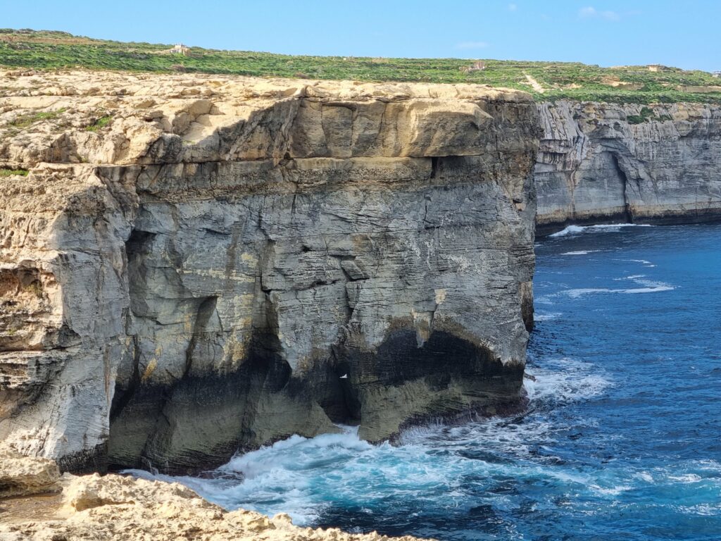 Majestatyczne Klify Dingli na Malcie opadające pionowo do Morza Śródziemnego z wysokości 253 metrów.