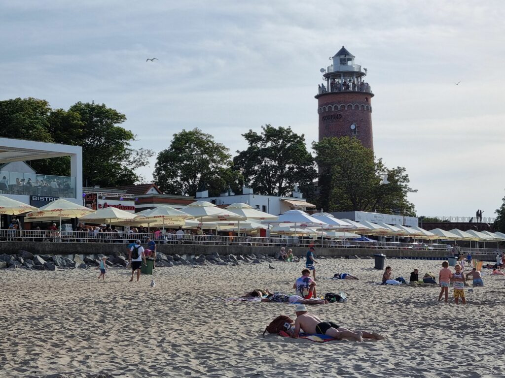 Historyczna latarnia morska z czerwonej cegły w porcie w Kołobrzegu.