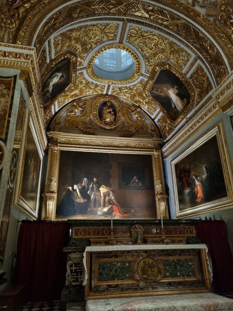 Słynny obraz "Ścięcie św. Jana Chrzciciela" autorstwa Caravaggia w oratorium Konkatedry św. Jana w Valletcie.