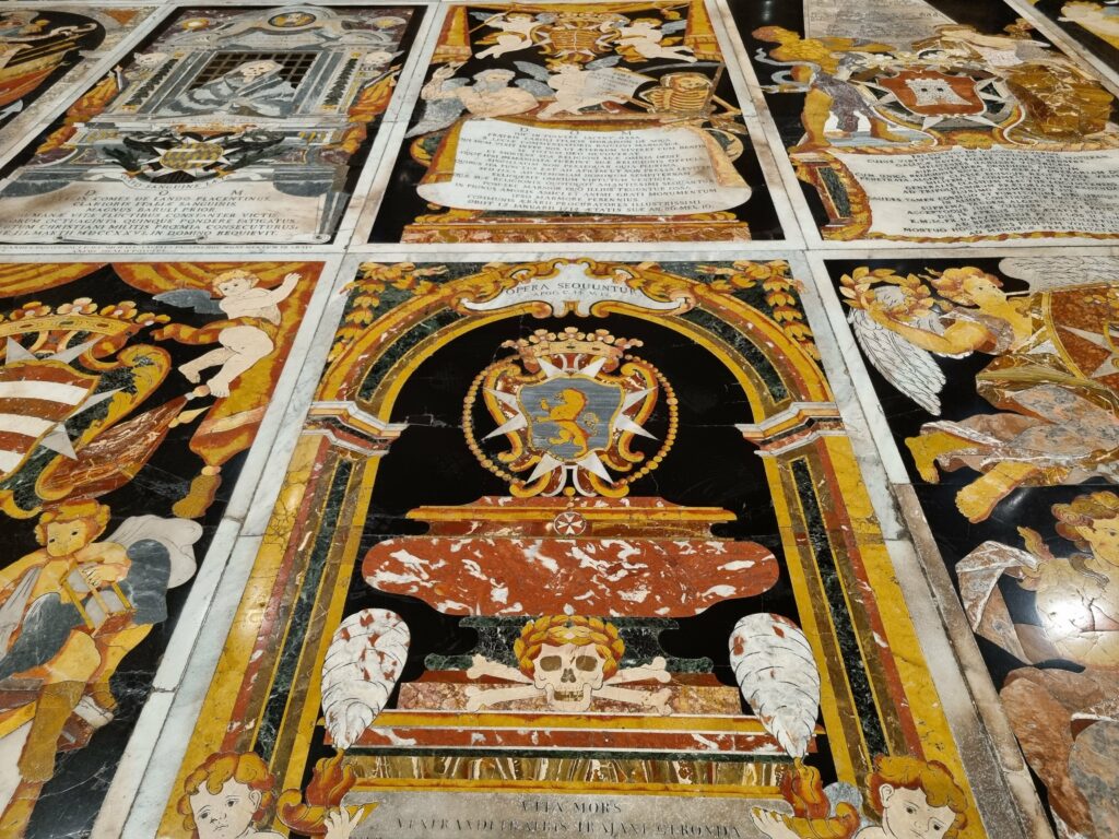 Marmurowa posadzka w Konkatedrze św. Jana w Valletcie złożona z bogato zdobionych płyt nagrobnych rycerzy maltańskich.