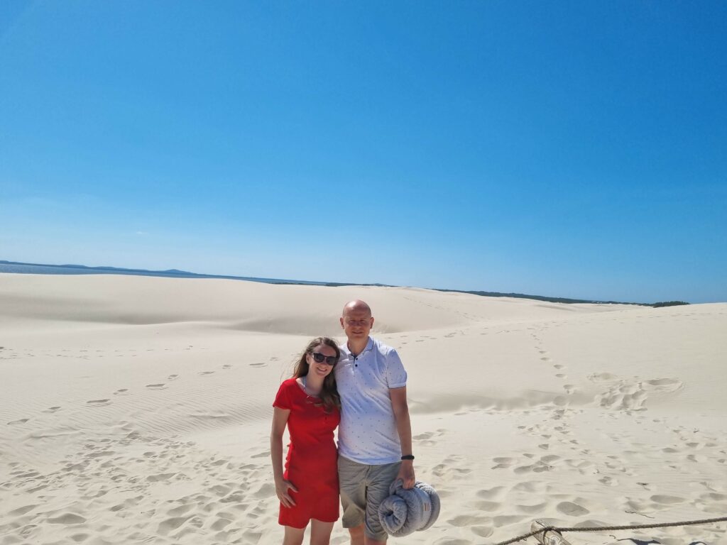 Panorama z szczytu Wydmy Łąckiej w Łebie z widokiem na turystów