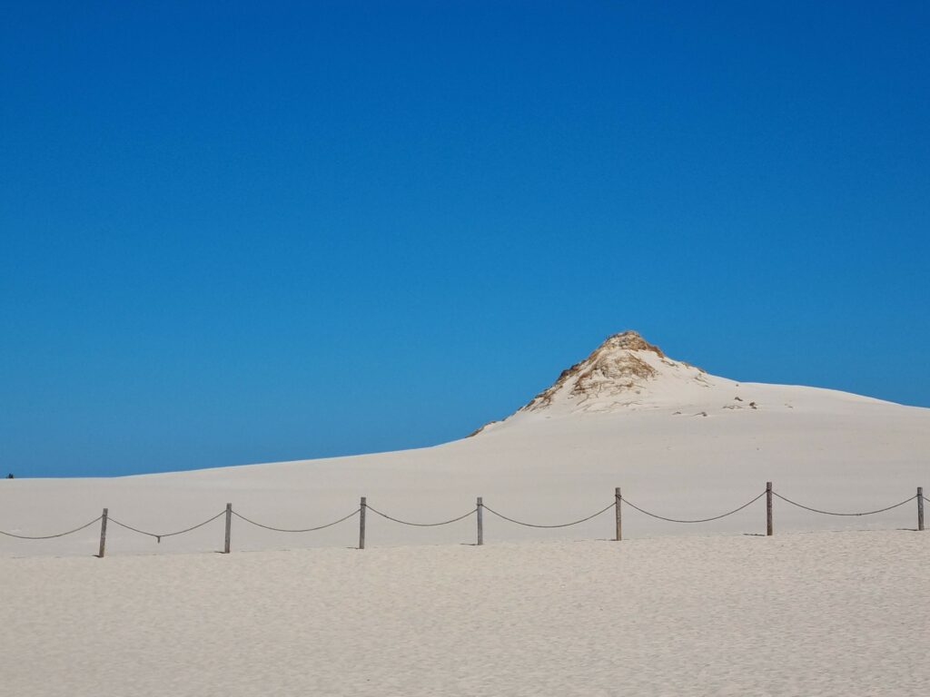 Piaszczyste wzgórza ruchomych wydm w Słowińskim Parku Narodowym niedaleko Łeby.