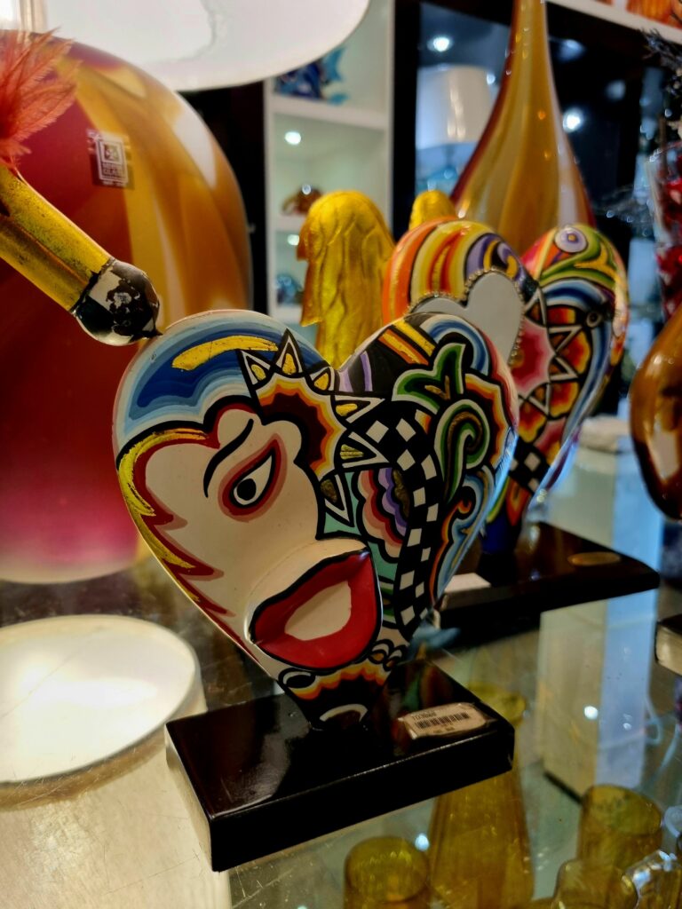 Ręcznie formowane, kolorowe wyroby ze szkła Mdina Glass na wystawie w Cichym Mieście.