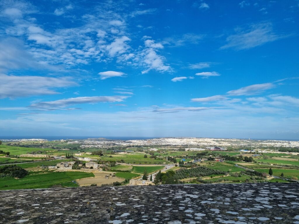 Panorama wyspy widziana z wysokich murów obronnych Mdiny (Cichego Miasta) na Malcie.