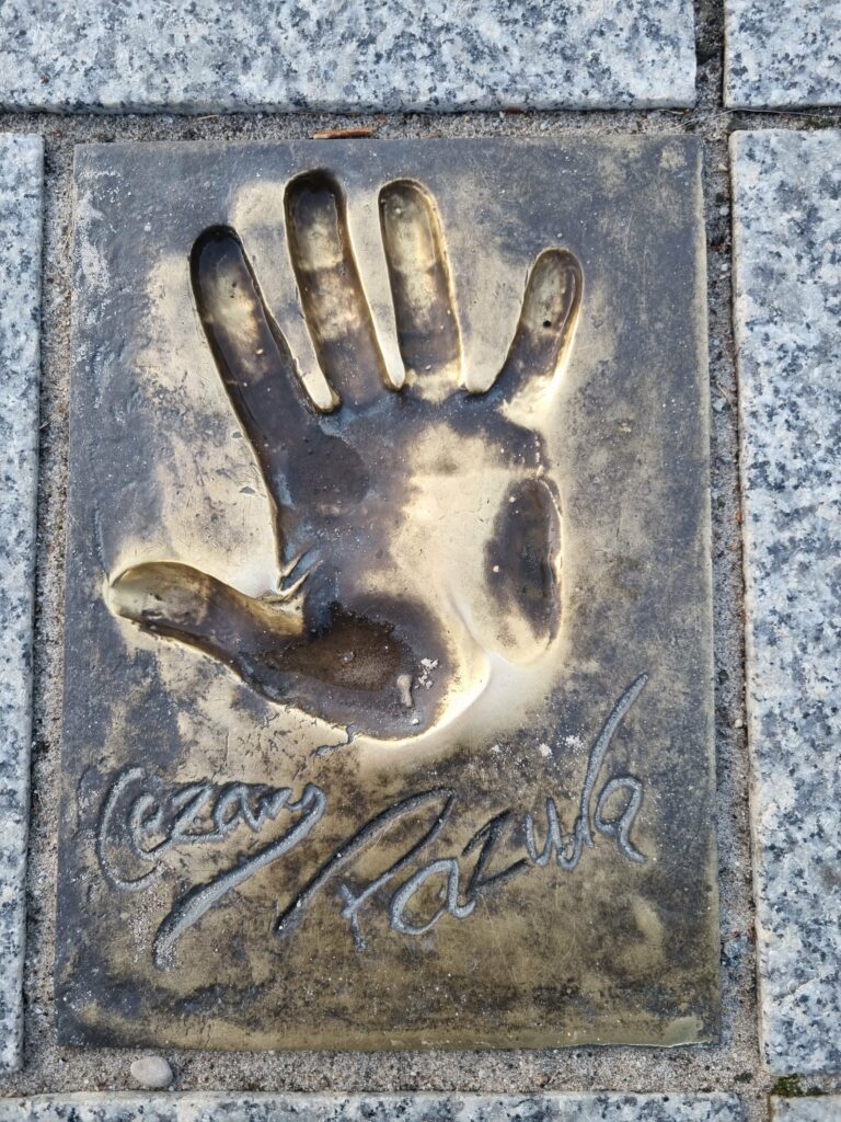 Odciski dłoni Cezarego Pazury na Promenadzie Gwiazd w Międzyzdrojach.