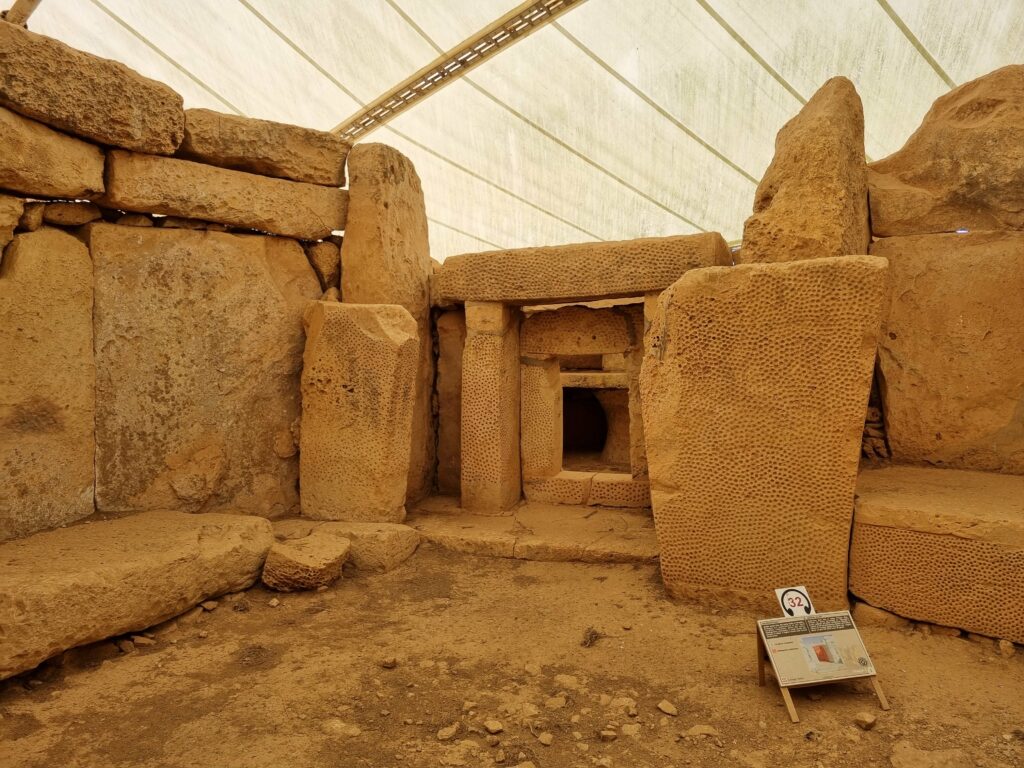 Kompleks trzech prehistorycznych świątyń Mnajdra nad brzegiem morza na Malcie.