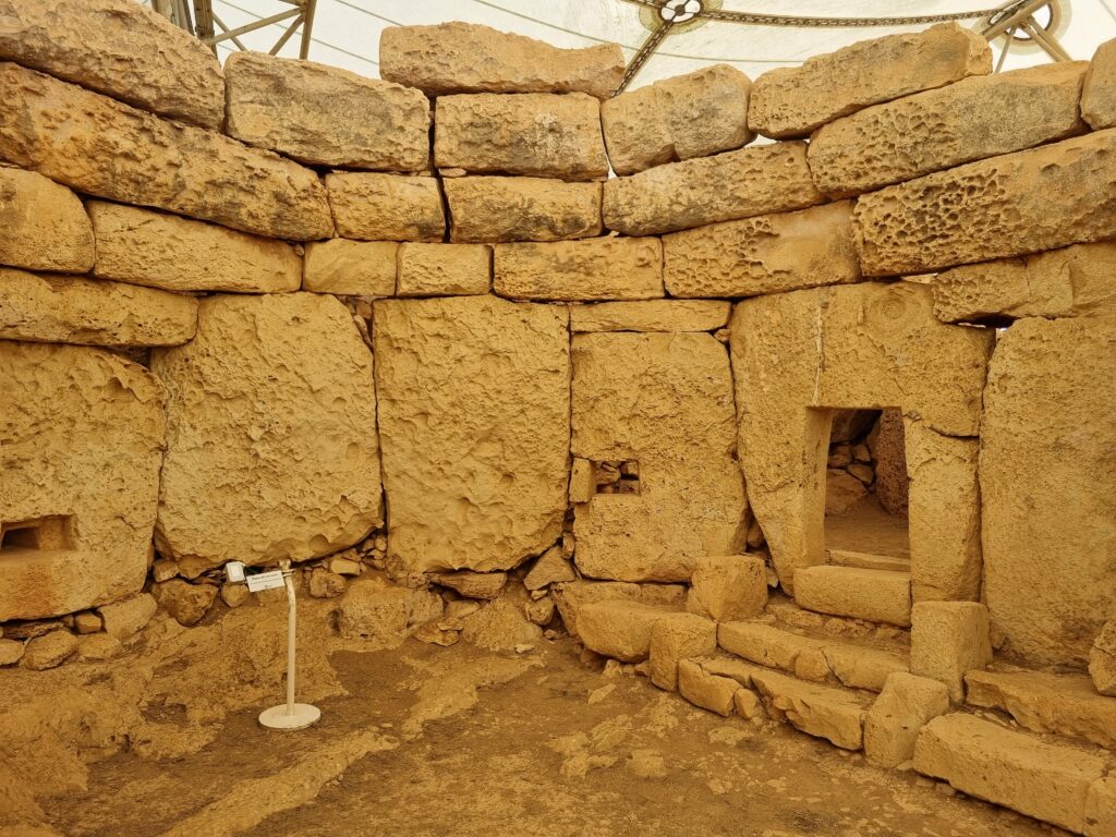 Prehistoryczny kompleks świątynny Mnajdra na południowym wybrzeżu Malty.