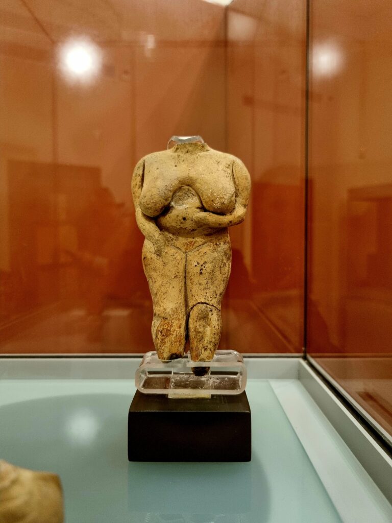 Prehistoryczna figurka Wenus z Malty (Malta Venus) eksponowana w Narodowym Muzeum Archeologicznym w Valletcie.