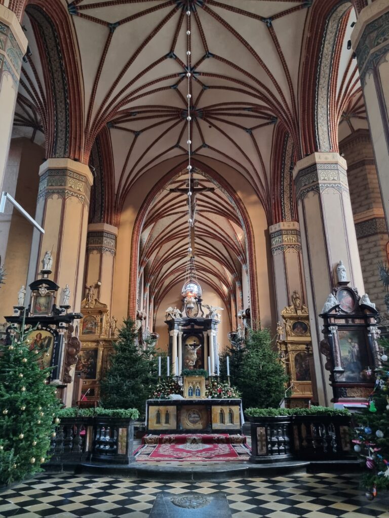 Bogato zdobiony ołtarz główny we wnętrzu gotyckiej Bazyliki Archikatedralnej we Fromborku.