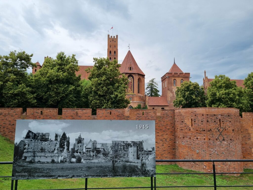 Panorama gotyckiego Zamku Krzyżackiego w Malborku.