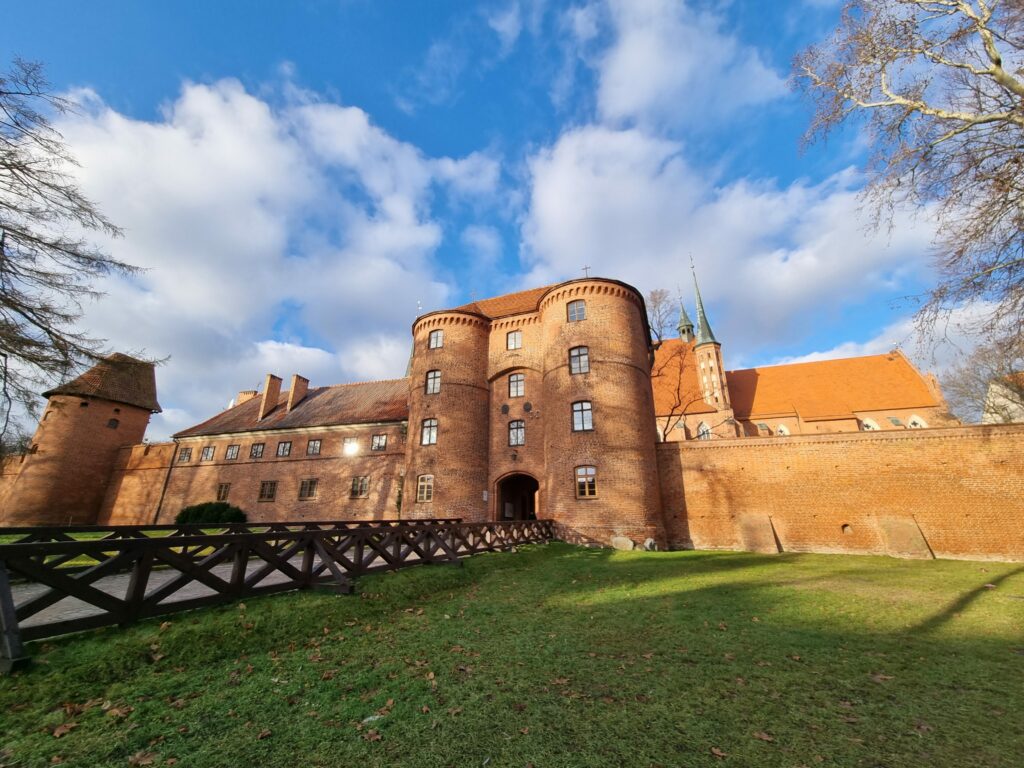 Budynek i astronomiczne pokazy w Planetarium we Fromborku, popularnej atrakcji turystycznej na Wzgórzu Katedralnym.