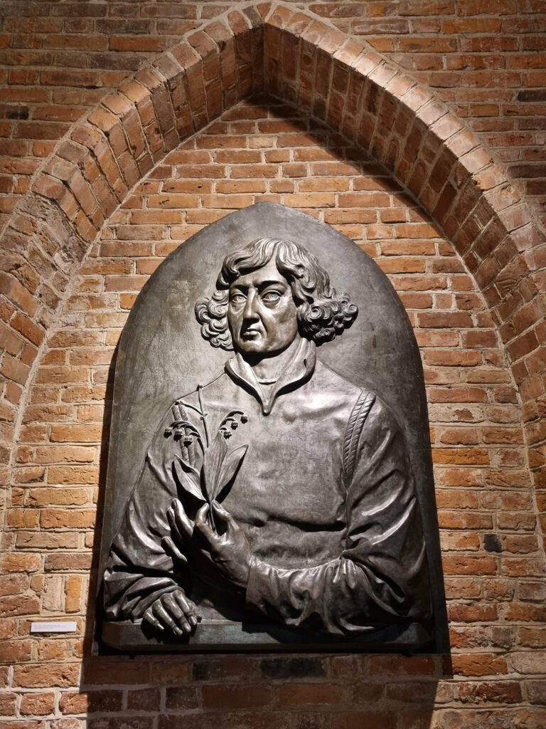 Zabytkowa płaskorzeźba stanowiąca część ekspozycji sztuki dawnej w Muzeum Mikołaja Kopernika we Fromborku.