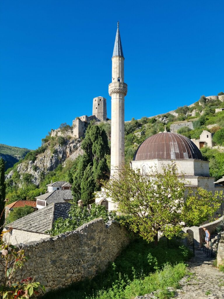 Monumentalna twierdza w Počitelju – kamienny strażnik historii, z którego murów rozpościera się jedna z najpiękniejszych panoram na dolinę rzeki Neretwy. Bośnia i Hercegowina atrakcje