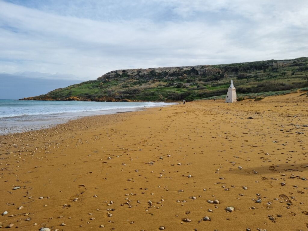 Statua Matki Boskiej na środku plaży Ramla Bay na Gozo