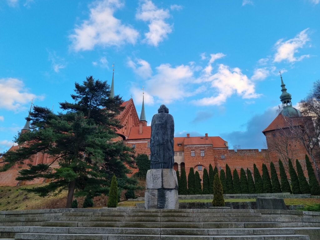 Monumentalny pomnik Mikołaja Kopernika z brązu, znajdujący się u stóp Wzgórza Katedralnego we Fromborku.