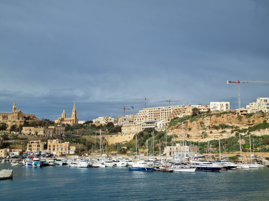 Panorama portu Mgarr na Gozo z terminalem promowym i jachtami