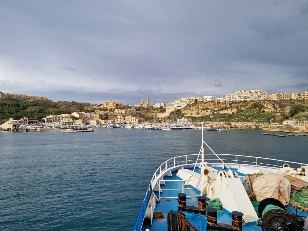 Widok z pokładu promu na Gozo na błękitne morze i port Mgarr