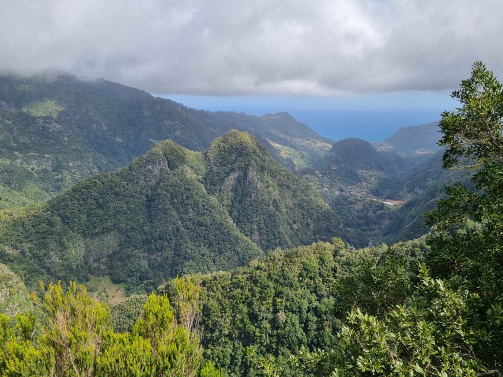 Spektakularny widok na zieleń i ocean z tarasu Miradouro dos Balcões.