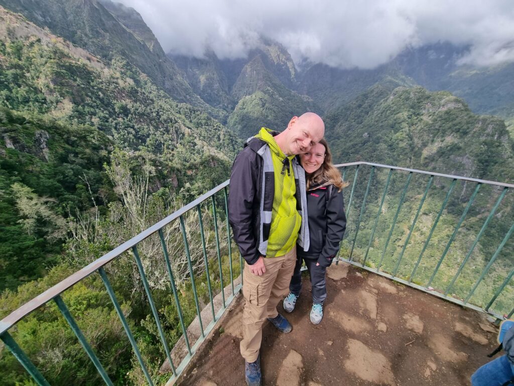 Spektakularny widok na centralny masyw górski Madery z tarasu Miradouro dos Balcões.